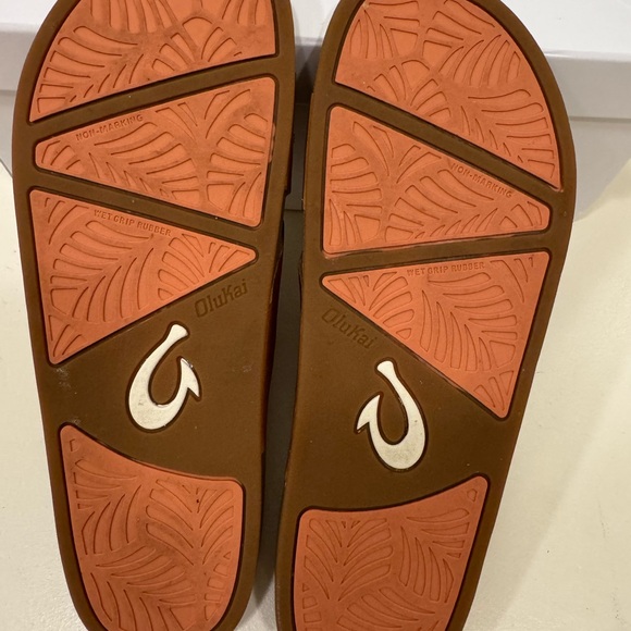 Olukai - Picture 4 of 5